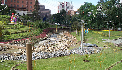 Construcción del parque lineal La Presidenta - Medellín